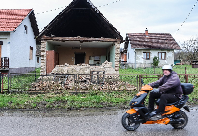 Velika šteta u Općini Majur, neki stanovnici sami popravljaju domove