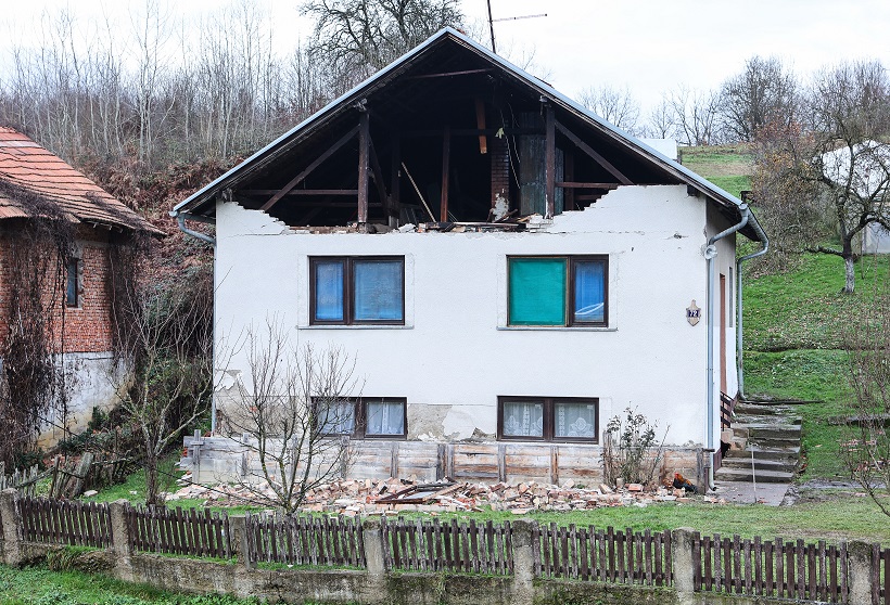 Velika šteta u Općini Majur, neki stanovnici sami popravljaju domove