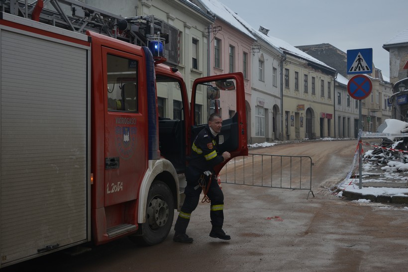 Vatrogasci iz osam vatrogasnih zajednica uklanjaju posljedice potresa u SMŽ