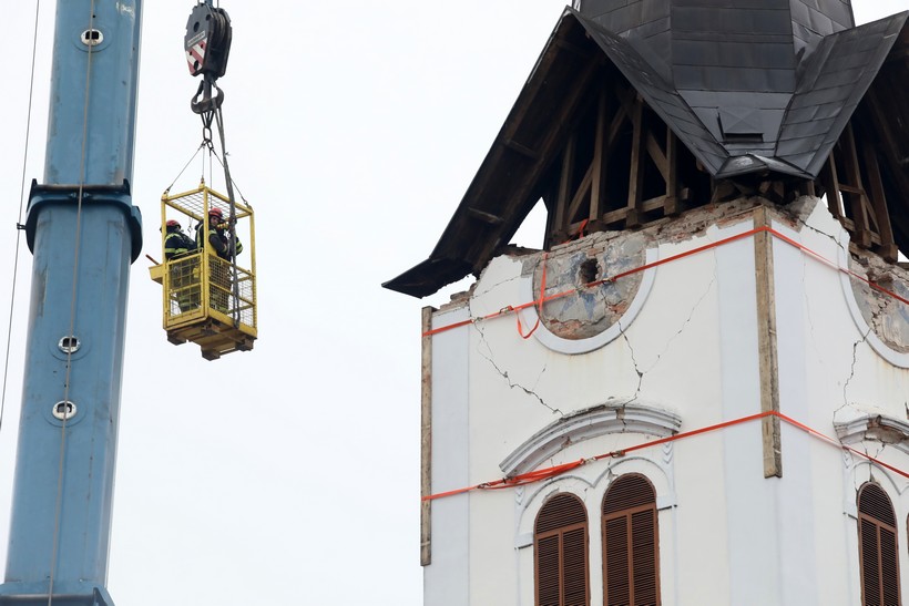 Sisak: Nastavljeno uklanjanje tornja sisačke katedrale koji je stradao u potresu