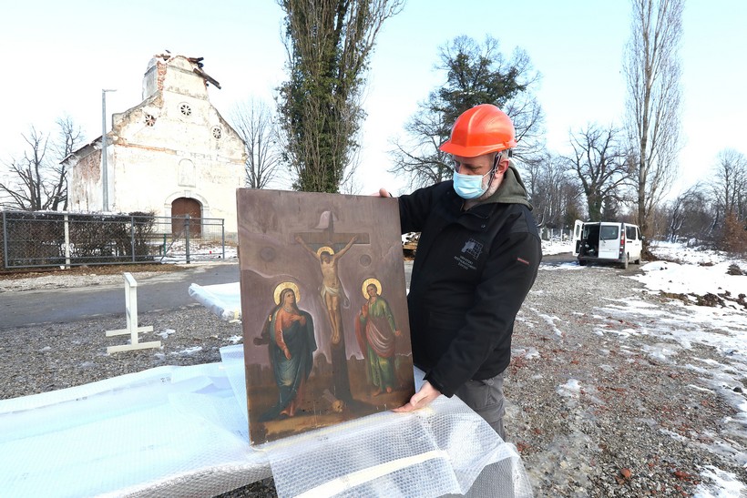 Talijanski karabinjeri sudjelovali u evakuaciji vrijednih ikona iz pravoslavne crkve sv. Nikole u Petrinji