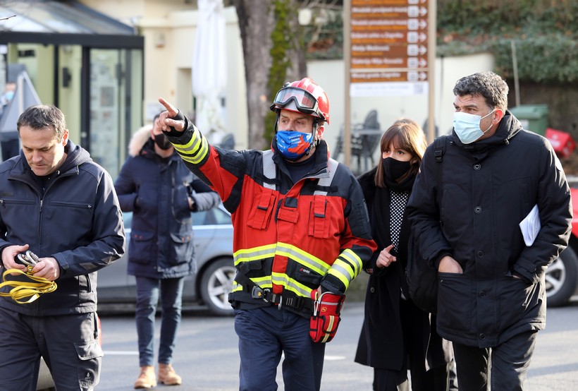 Gradonačelnik Bandić sudjeluje u sanaciji zabatnog zida oštećenog u potresu