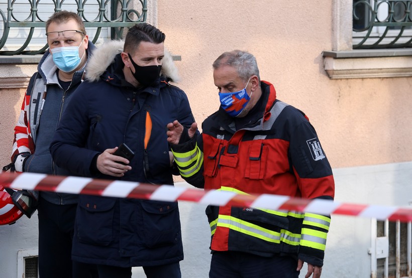 Gradonačelnik Bandić sudjeluje u sanaciji zabatnog zida oštećenog u potresu