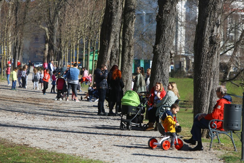 Karlovac: Iznadprosječno toplo i sunčano vrijeme izmamilo brojne građane u parkove