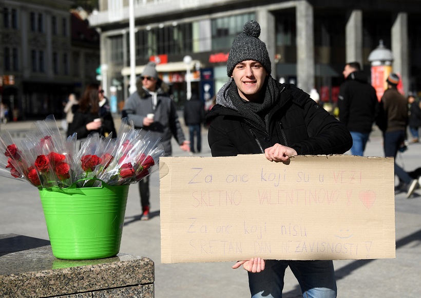 Zagreb: Mladić čestita valentinovo zaljubljenima i dan nezavisnosti onima koji nisu u vezi
