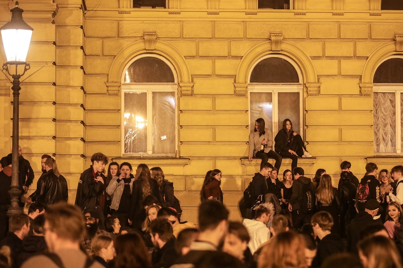 Zagreb: Veliki broj mladih zabavlja se ispred HNK