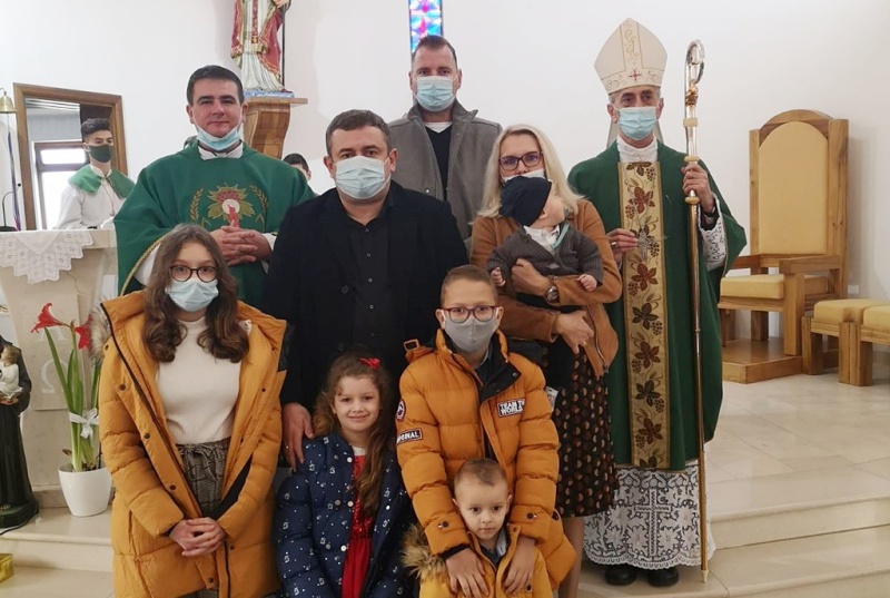Biskup Ćurić krstio peto dijete u obitelji Letić
