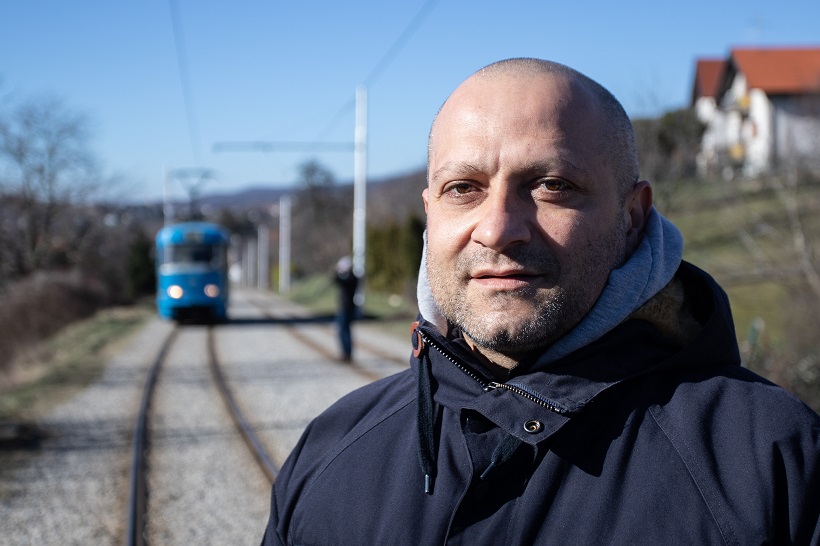 Zagreb: Marijan Kos blokirao tramvajsku prugu kojom vozi tramvajska linija broj 15
