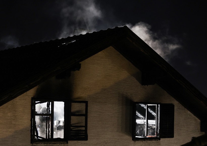 Brojni vatrogasci gase požar obiteljske kuće u Dubravi