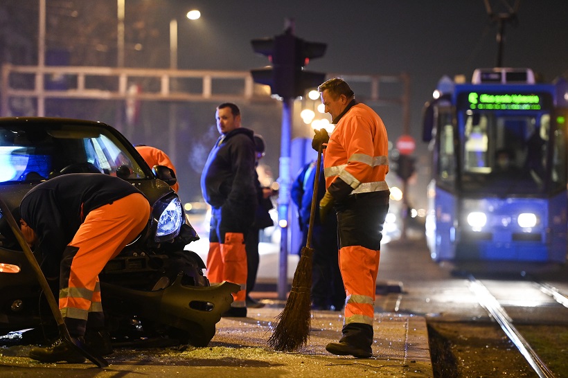 Zagreb: Smartom se zabio u tramvajsku stanicu u Ulici grada Vukovara, nema ozlijeđenih