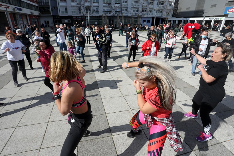 Osijek: Građani sa zumba trenericom uz osmijehe napravili dobar trening na Trgu slobode