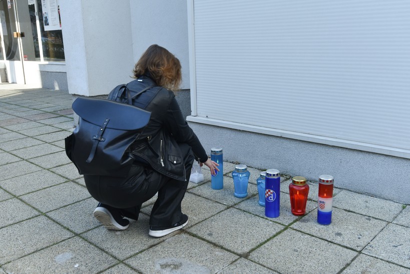 Zagreb: Građani pale svijeće ispred zgrade u kojoj je živio Zlatko Kranjčar