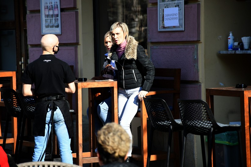 Građani u Bjelovaru napunili terase kafića