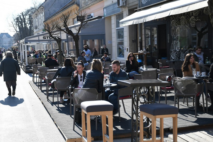 Građani u Bjelovaru napunili terase kafića