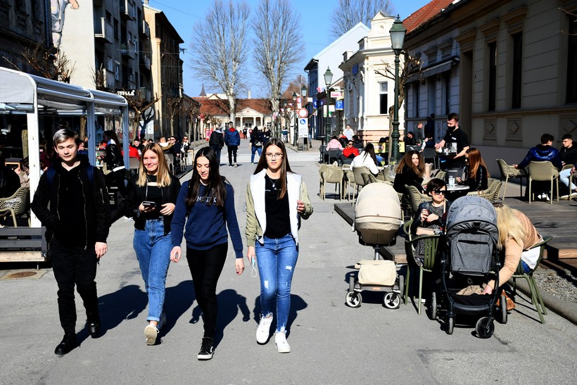 Građani u Bjelovaru napunili terase kafića