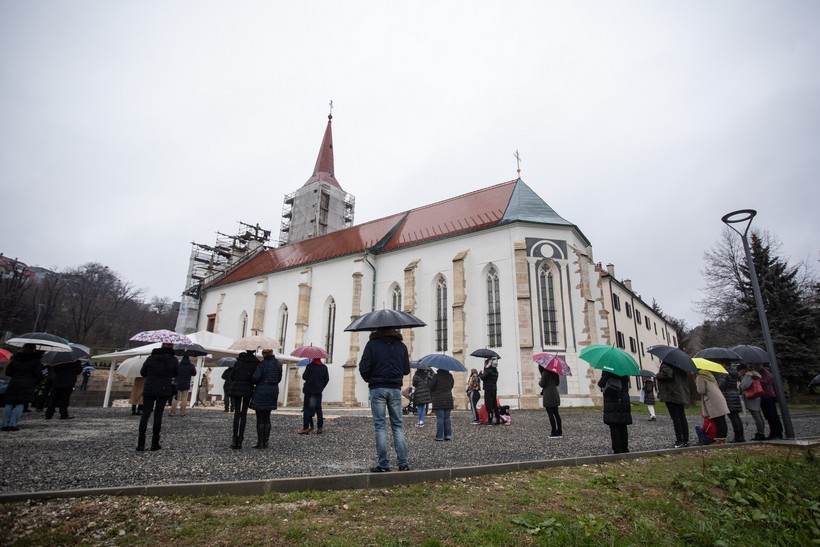 Zagreb: vjernici na misi ispred Crkve Uznesenja Blažene Djevice Marije u Remetama