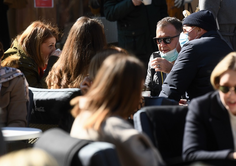 Zagreb: Ministar Beroš s maskom na licu uživao na kvi s prijateljima