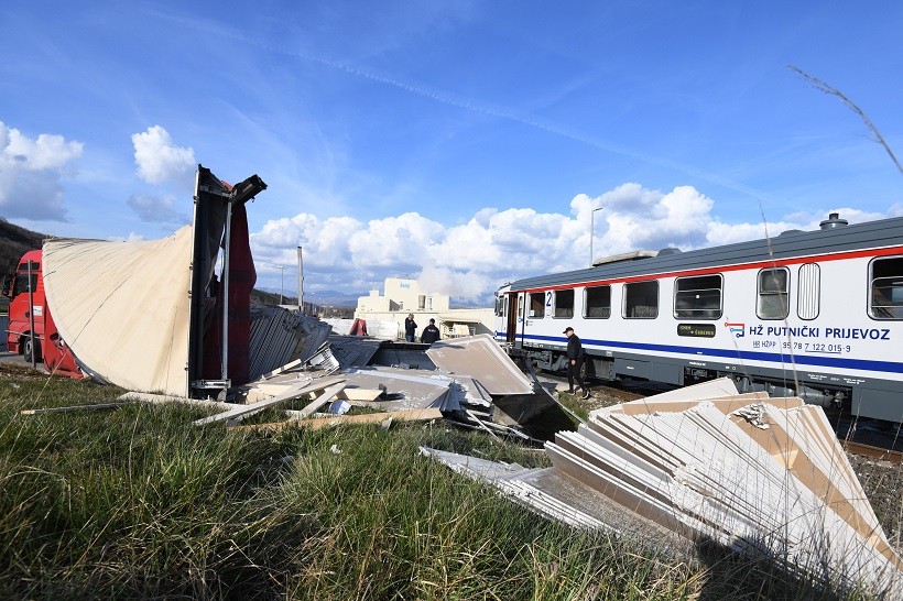 Putnički vlak udario kamion u Uzdolju kod Knina