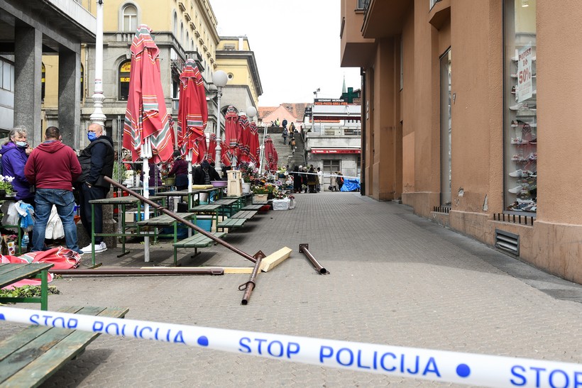 Zagreb: Metalna konstrukcija pala sa zgrade na glavnom Trgu i ozlijedila prolaznika