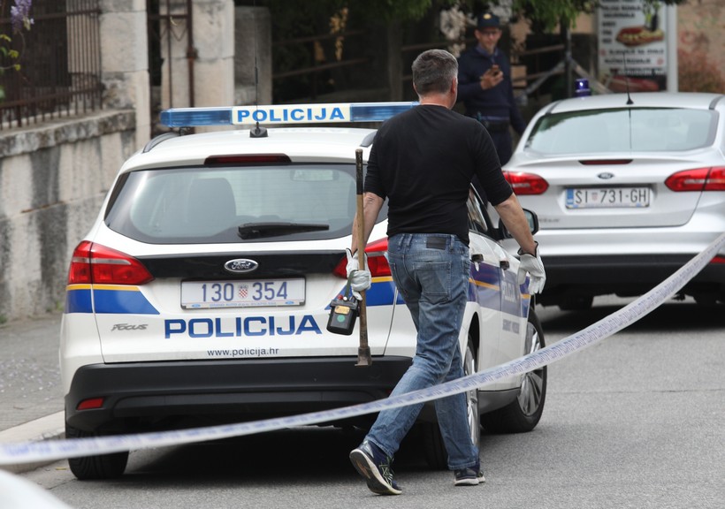 Policija ispred šibenskog SDP-a gdje je netko kod ulaza ostavio eksplozivnu napravu 'zvončić'