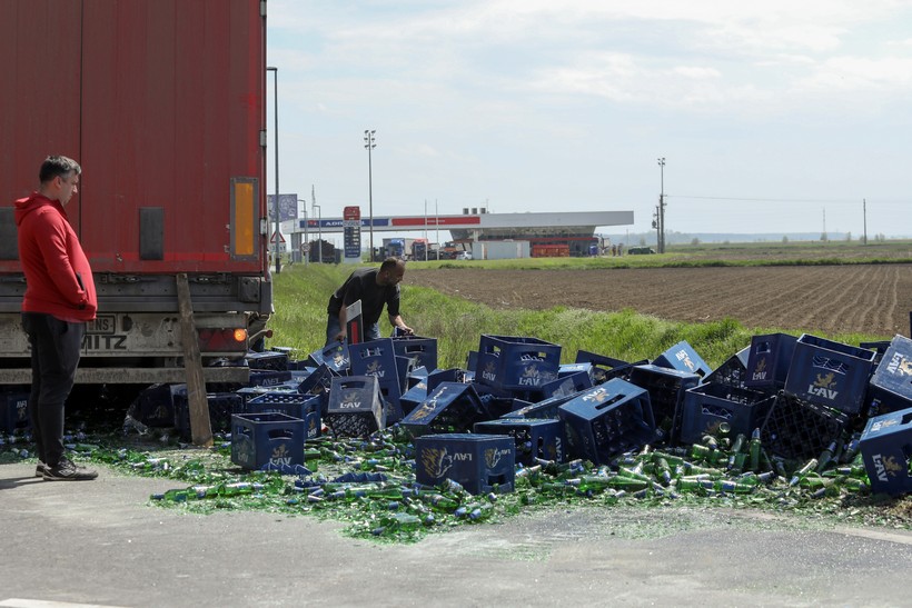 Osijek: Kamion koji je prevozio pive ostao bez dijela svog tereta
