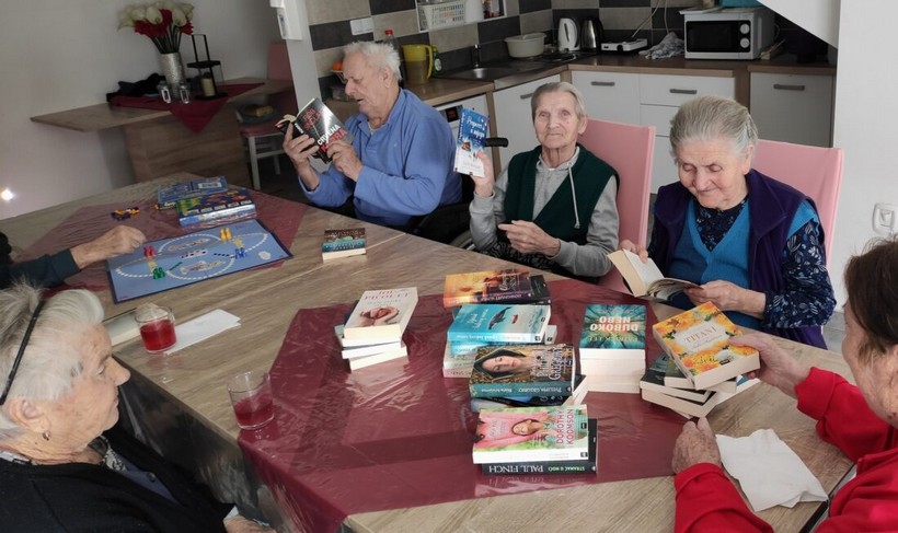 Umirovljenici-se-druze-uz-poklone2-1100x653