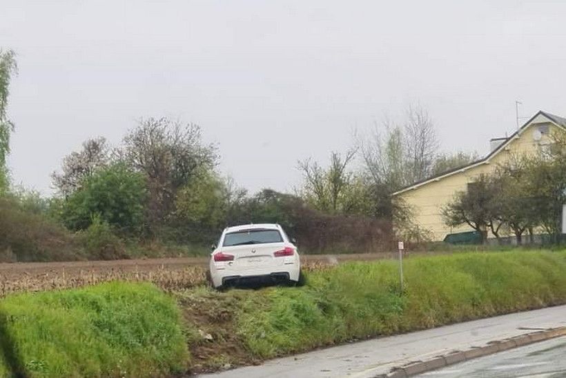 Prometna nesreća na ulazu u grad usporila promet; BMW završio na travnjaku