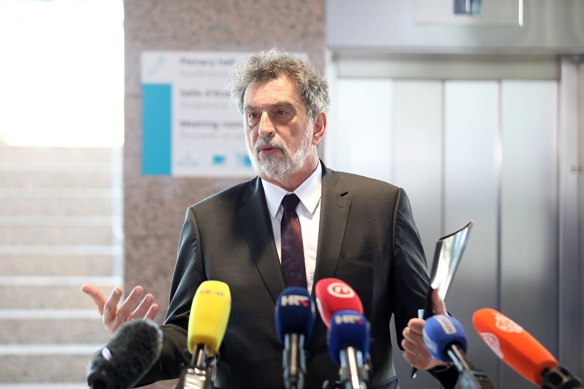 Zagreb: Prije početka sjednice Vlade ministar Fuchs dao izjavu za medije