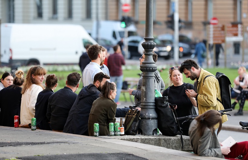 Mladi se okupljaju oko Hrvatskog narodnog kazališta