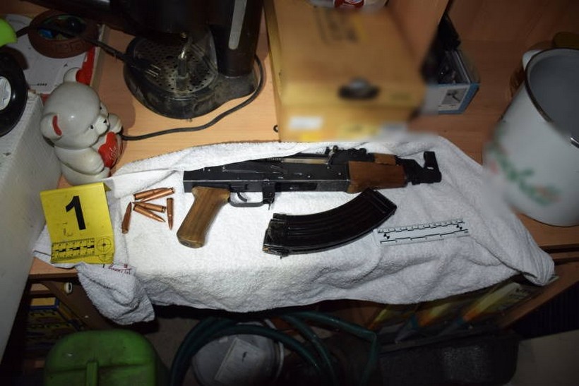 U vikendici kod Ivanić-Grada pronašli laboratorij, marihuanu, automatsku pušku i streljivo