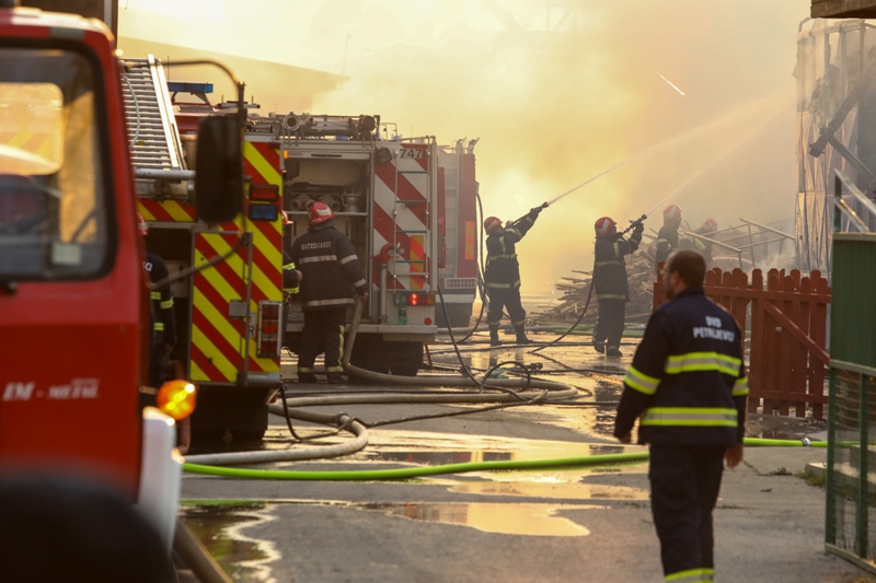 Vatrogasci stavili pod kontrolu veliki požar u valpovačkoj tvornici za preradu drva i stolariju