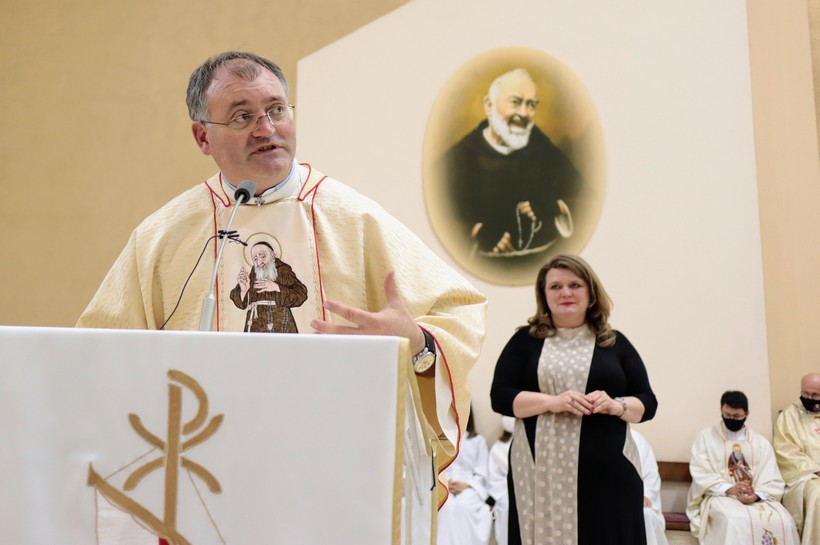 005 Otvorenje, mons. Antun Sente