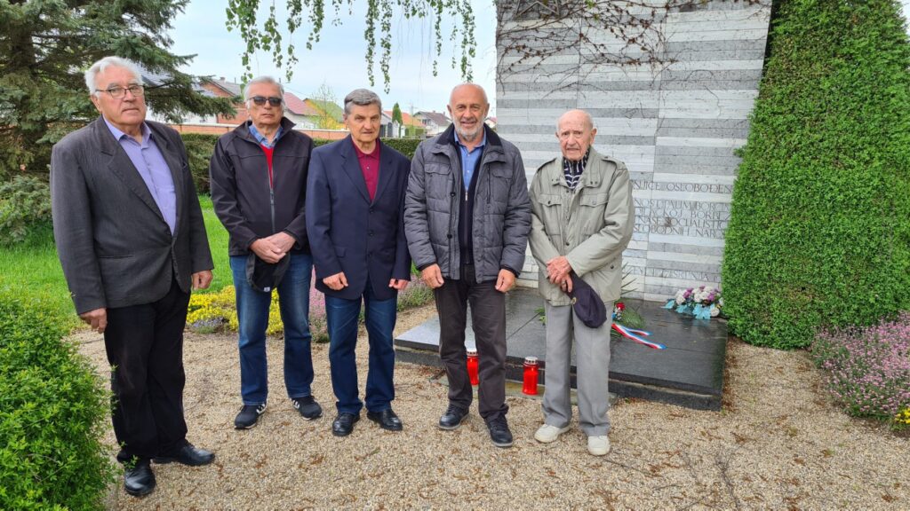 IMG-4b8069a435ccbffe26c0db1ecdd9f9be-V