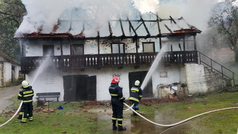 Plamen iz peći zapalio platno; vatrogasci spasili staricu | Župan Kožić: ‘Ovo će biti upisano velikim slovima u cijelom kraju’
