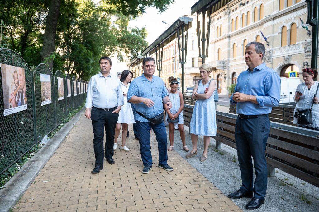 Vlp. Andrlić predvodi delegaciju na razgledavanje izložbe