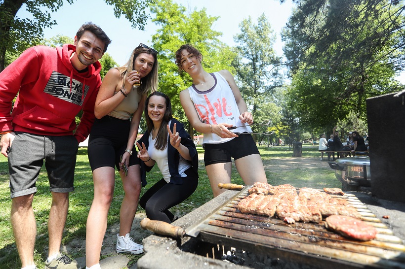 Zagreb: Građani iskoristili topao i sunčan dan za šetnju Bundekom i druženje uz roštilj