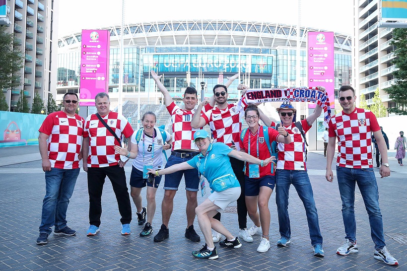 Hrvatski navijači okupljaju se ispred Wembleya