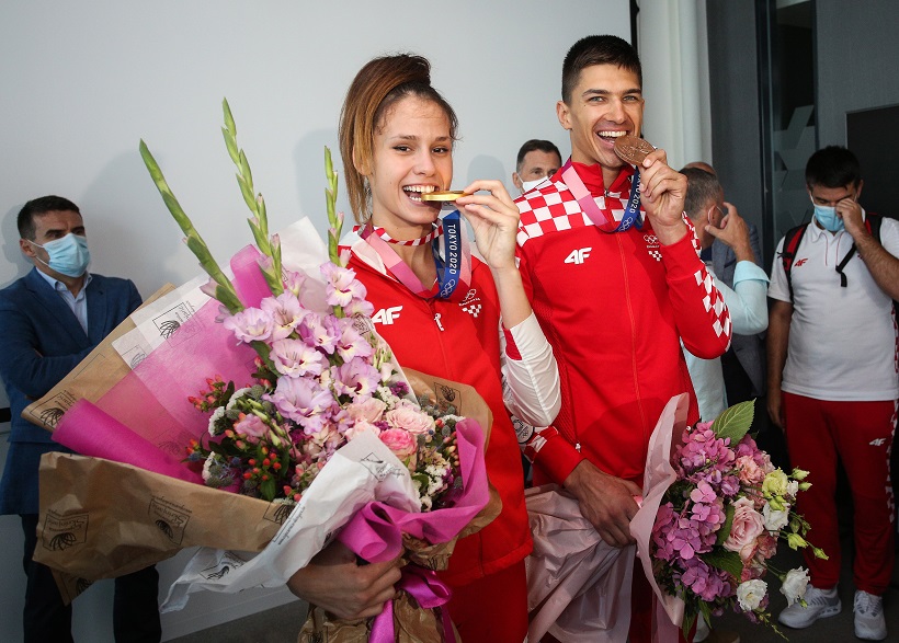 Prvi osvajači olimpijskih medalja Matea Jelić i Toni Kanaet stigli kući