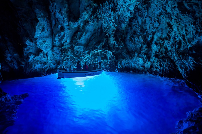 Modra špilja - najpoželjniji turistički izlet u Dalmaciji