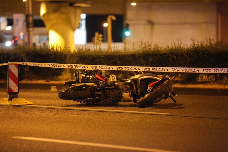 Motociklist poginuo u slijetanju s ceste nakon udara u rubni kamen