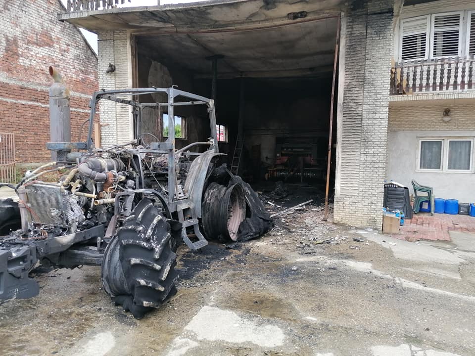 Izgorio traktor, u akciji gašenja sudjelovalo nekoliko dobrovoljnih vatrogasnih društava