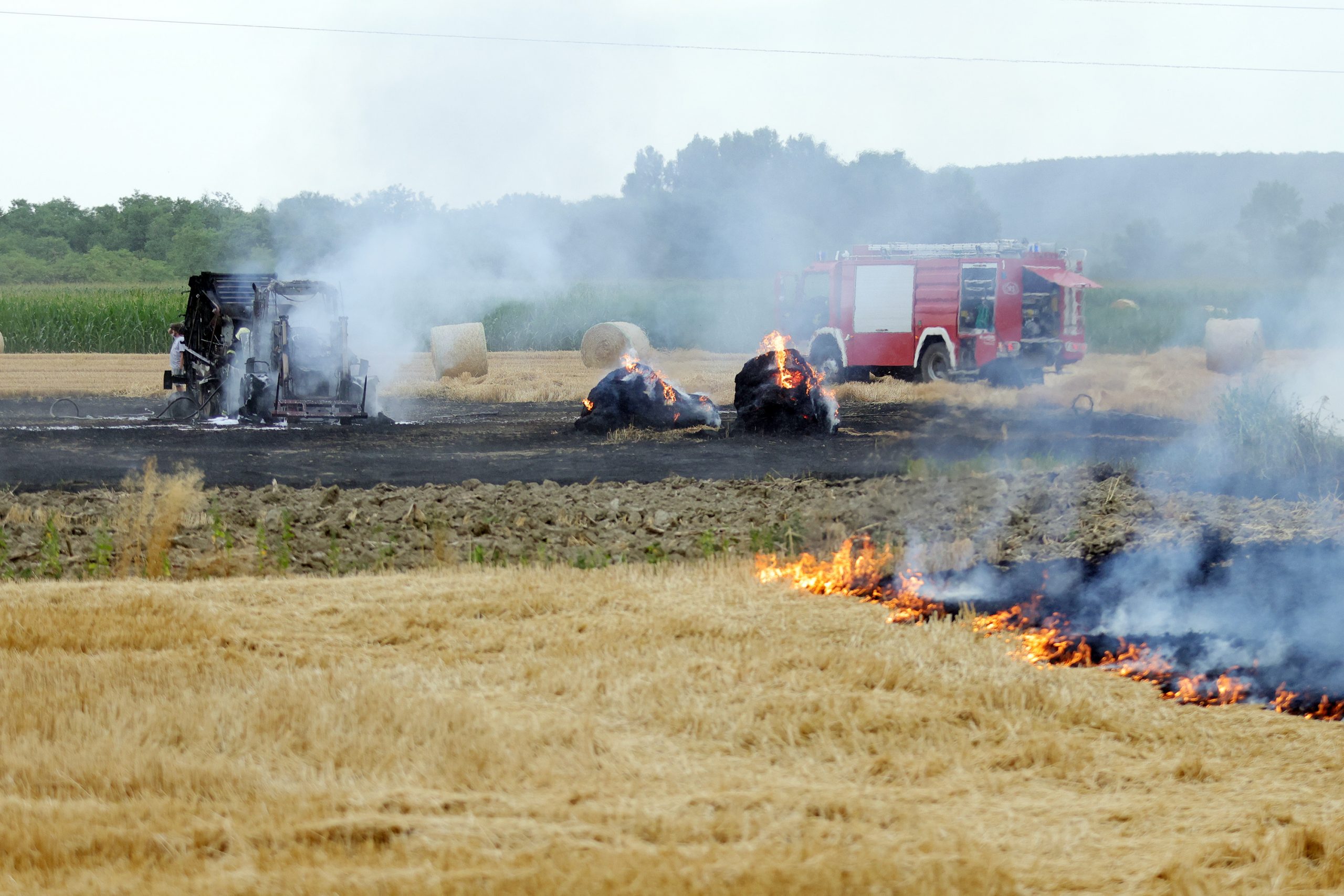 Izgorio traktor i balirka, požar se proširio na polje, šteta gotovo pola milijuna kuna