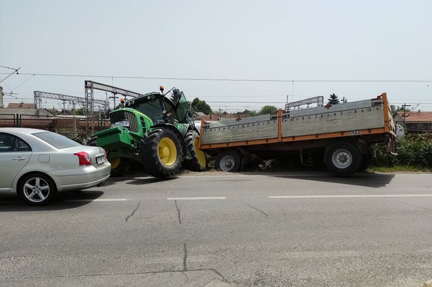Policija utvrdila zašto je traktor s prikolicom izletio
