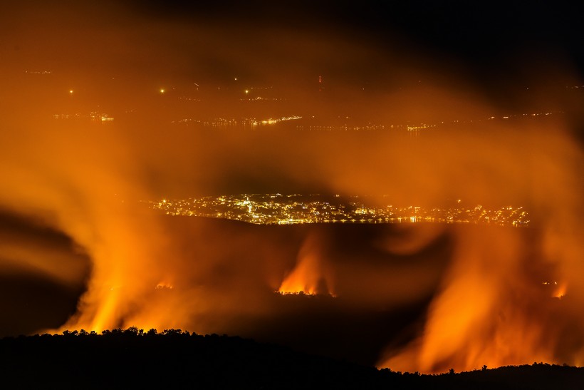 Pogled s Labinštice na požarište u okolici  Segeta Gornjeg