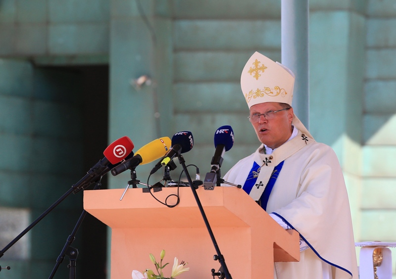 Nadbiskup Hranić: Otajstvo uskrsnuća budi nadu, smisao i samopouzdanje
