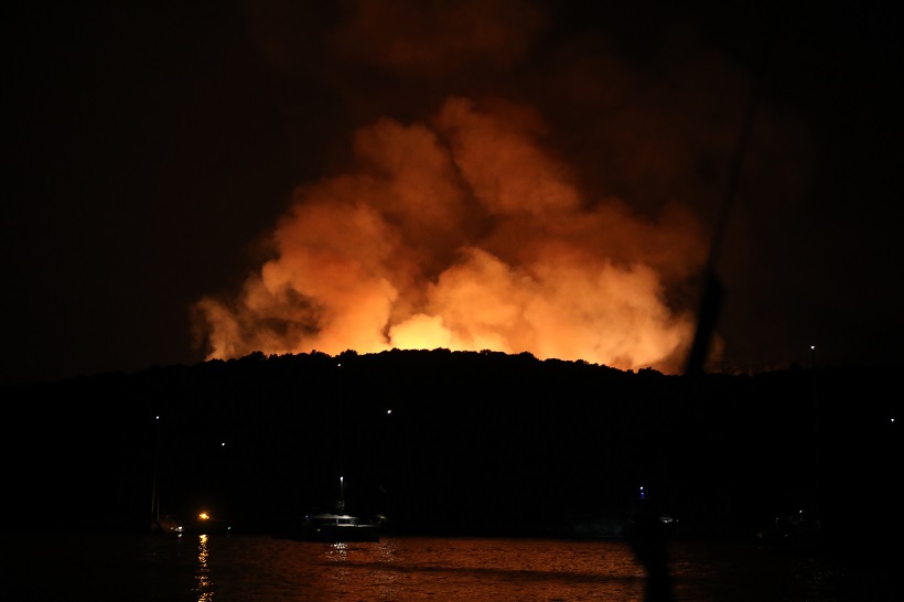 Gašenju požara na Hvaru jutros se pridružila tri kanadera; na terenu 50 vatrogasaca