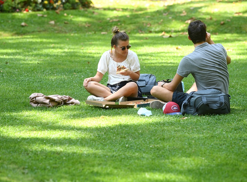 Zagreb: Građani uživaju u sunčanom danu uoči najavljene promjene vremena