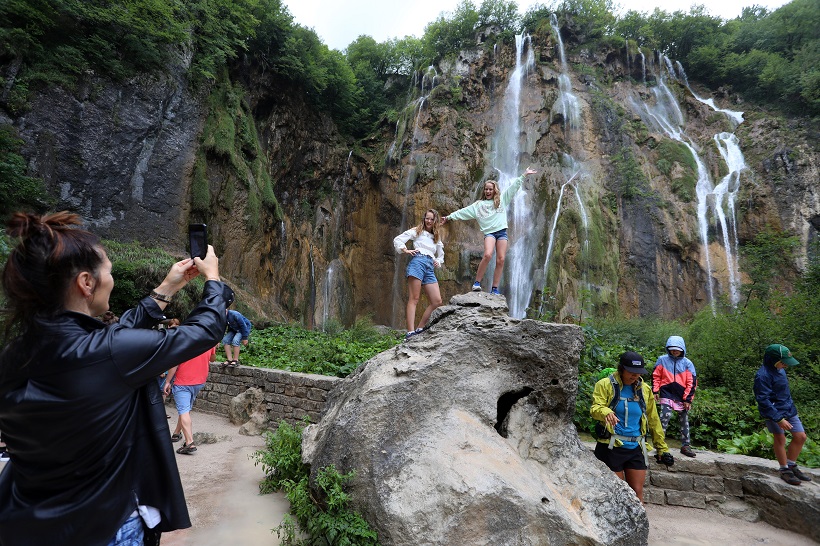 Plitvička jezera u ovoj godini posjetilo gotovo 400 tisuća ljudi