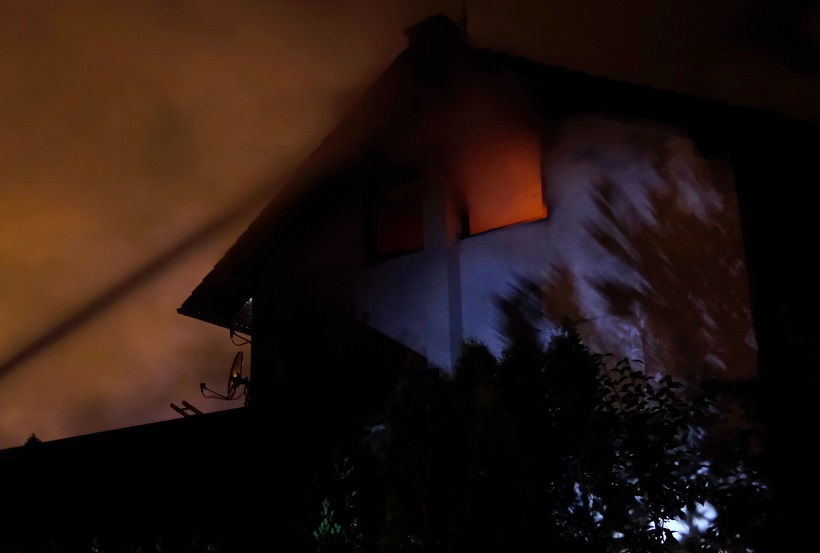 Vatrogasci gase požar na kući u Sesvetama u koju je tijekom nevremena udario grom