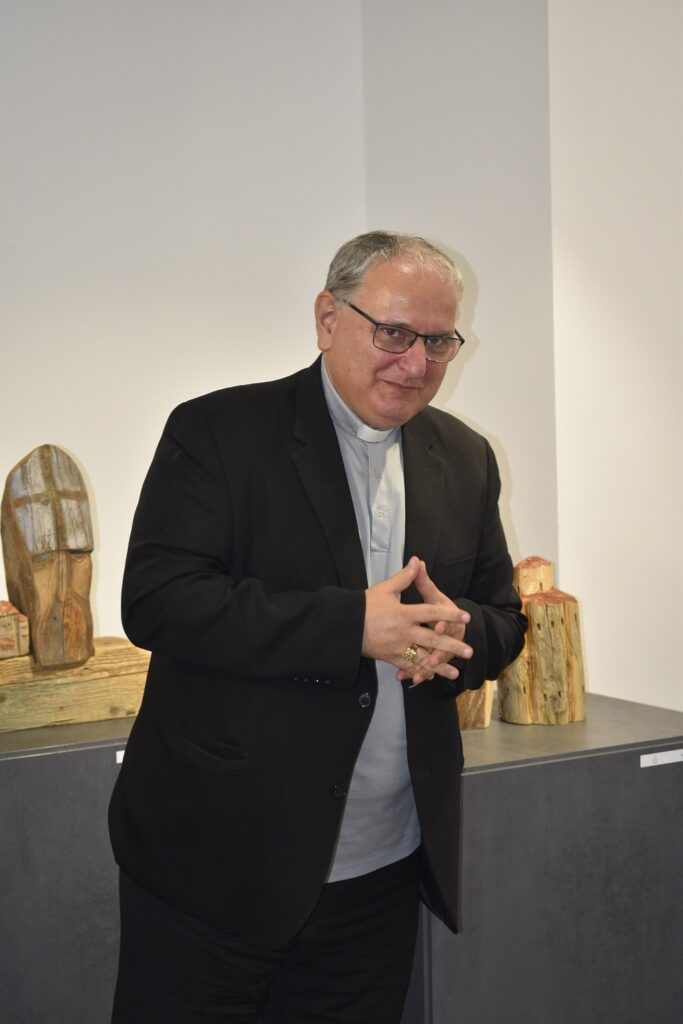 006 Biskup Tomislav Rogić otvara izložbu